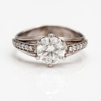 Sormus, 14K valkokultaa, moissaniitti n. 1.50 ct ja timantteja n. 0.12 ct yht. GRA-todistus.