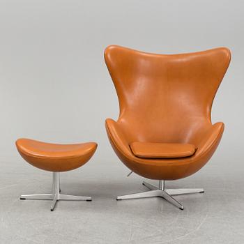 ARNE JACOBSEN, fåtölj med fotpall, "Ägget", Fritz Hansen, Danmark, 2019.