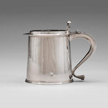 122. An English 17th century silver tankard, makers mark M, London 1672.