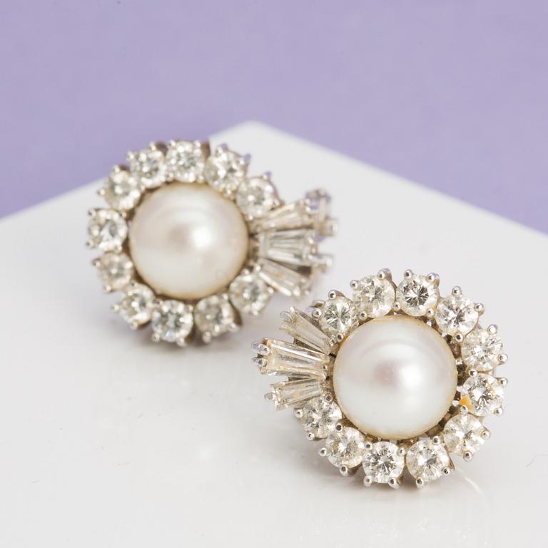 A pair of ca 1.50 ct brilliant-cut diamond earrings with cultured pearls.