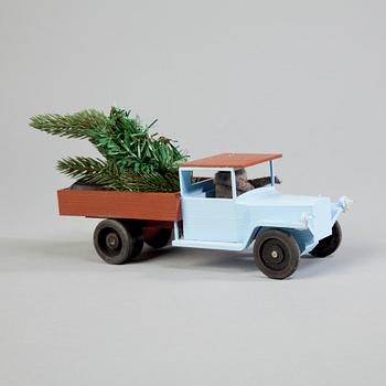 LASTBIL MED TOMTE OCH GRAN, NK 2014, JoAnn Tan Studio.