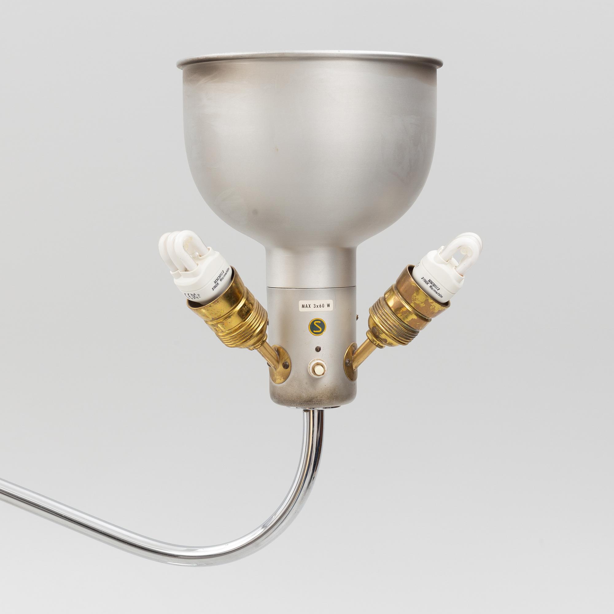 Josef Frank, golvlampa, modell 2368/"Stora Kamelen", i förkromad metall, Firma Svenskt Tenn, 1900-talets andra hälft.