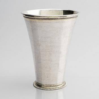 Lars Bäckman d ä, bägare, delvis förgyllt silver, Örebro (verksam 1712-1748 (1752)). Senbarock.