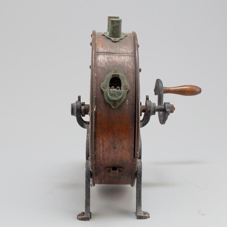 FOLLOWS & BATE LIMITED, "the family knife cleaner", trä järn och mässing.