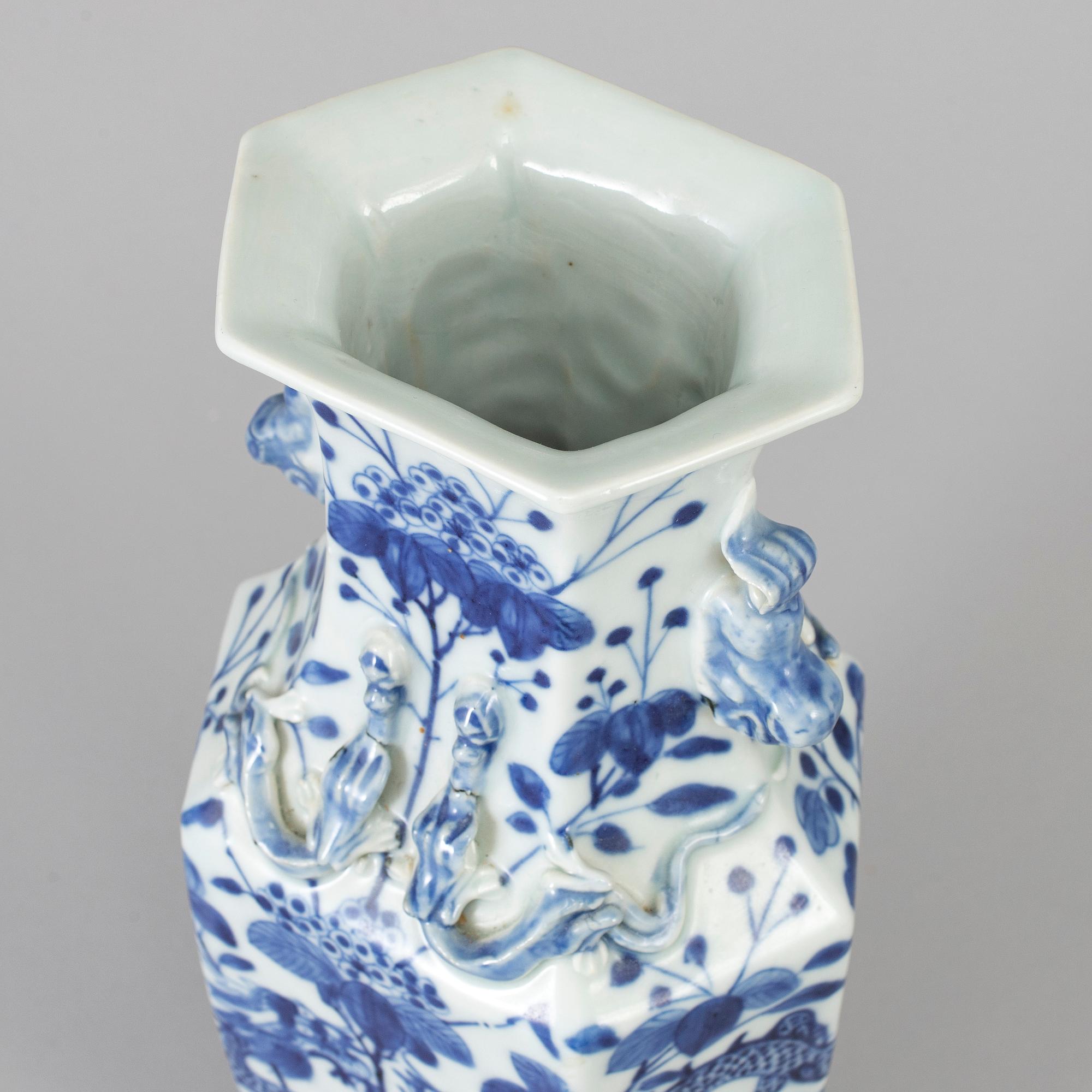 A blue and white vase, Qing dynasty, 19th century.
