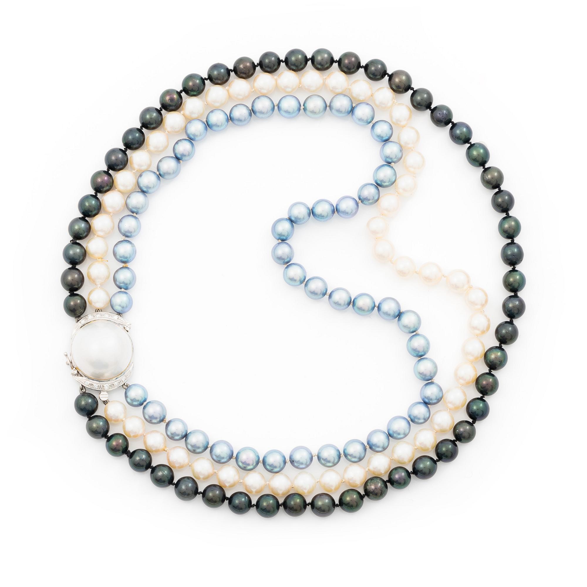 Three-row pearl necklace with cultured pearls, with an 18K white gold clasp set with a mabé pearl and octagonal-cut diamonds.