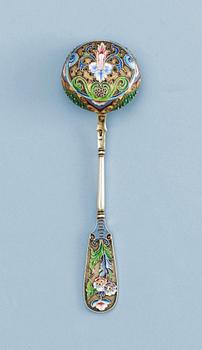 1152. A RUSSIAN SILVER-GILT AND ENAMEL SUGAR SPOON, makers mark of the 11th Artel, Moscow 1908-1917.