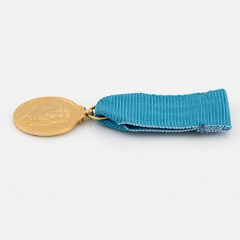 Medalj, 18K guld, med band.