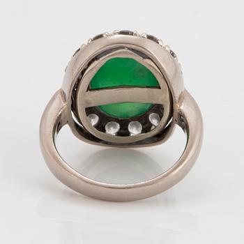 A ring in 18K white gold set with jade and round brilliant-cut diamonds with a total weight of circa 0.60 ct.