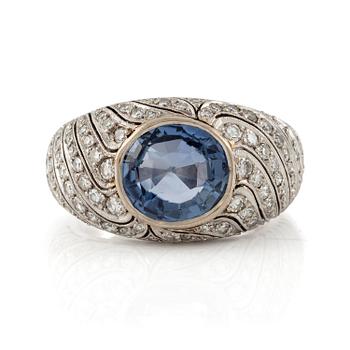 494. A ring in 18K white gold with a faceted sapphire and eight-cut diamonds.