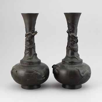 A pair of Japanese bronze vases, Meiji period (1868-1912).