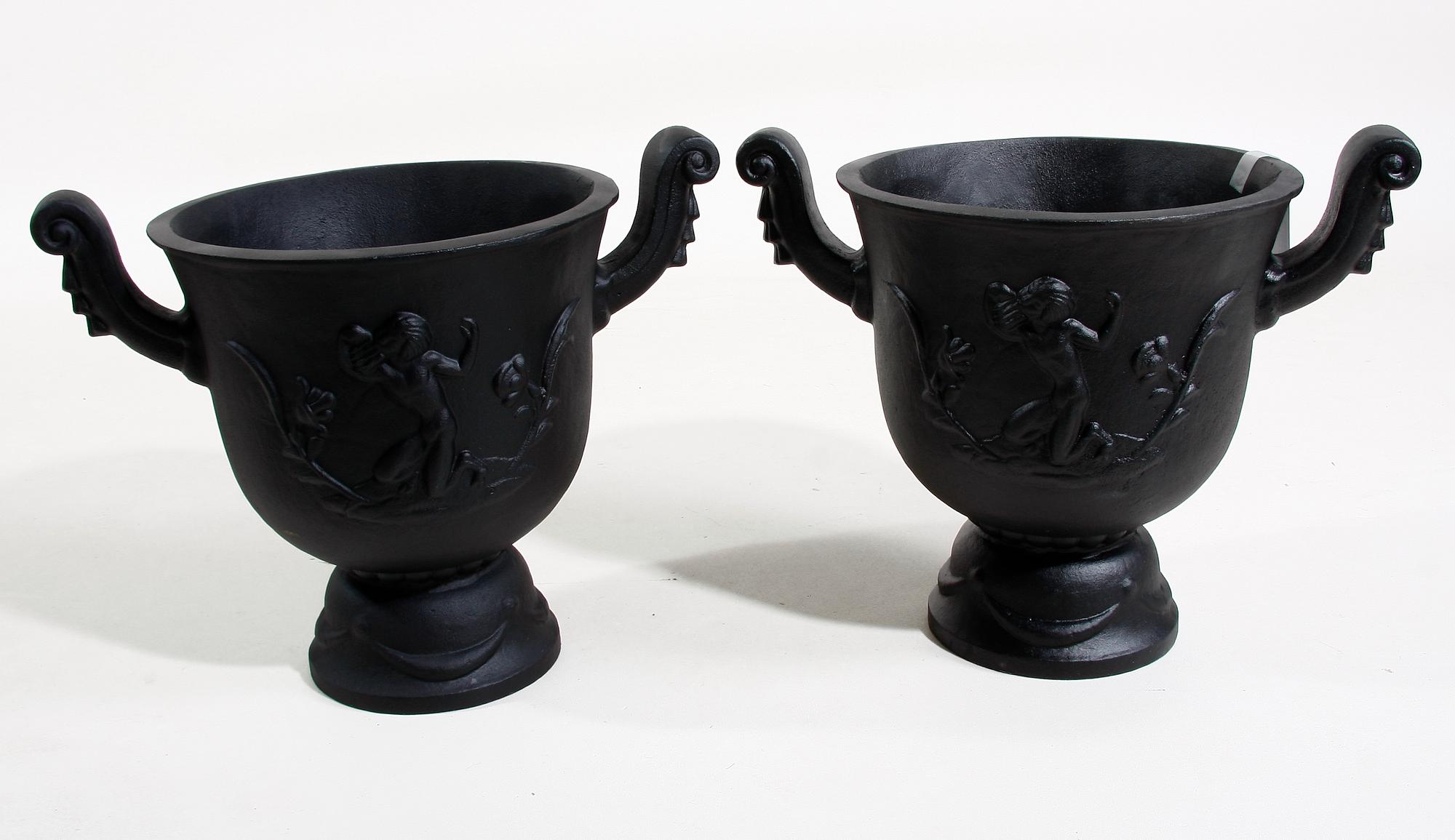 TRÄDGÅRDSURNOR, ett par, aluminium, design Ivar Johnsson, Näfveqvarns Bruk AB, 2000-tal.