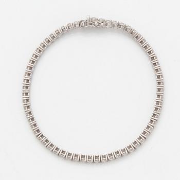 Tennisarmband med briljantslipade diamanter med certifikat HRD.