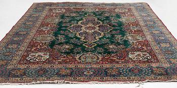 A semi-antique/old carpet, presumably Tabriz, x. 363 x 272 cm.