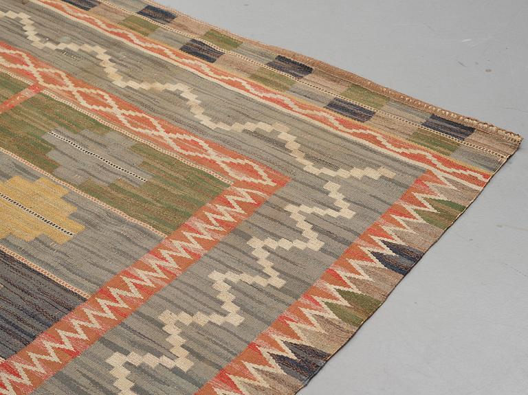 Märta Måås-Fjetterström, Matto, "Blå taggen", flat weave, ca 328-330,5 x 228-232 cm, signed MMF.