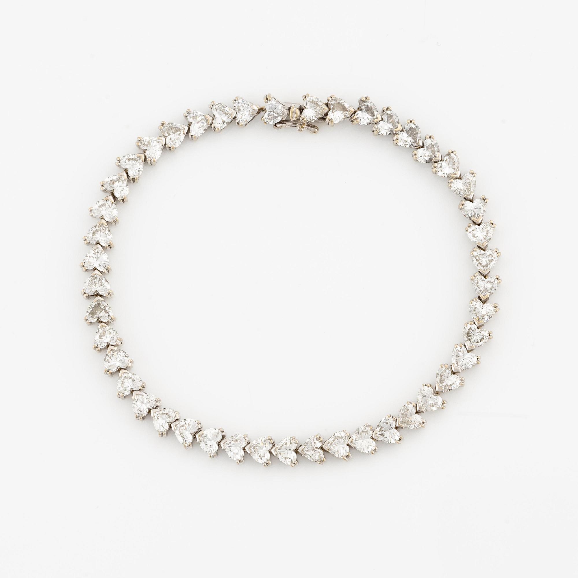 Armband 18K vitguld med hjärtformade briljantslipade diamanter.