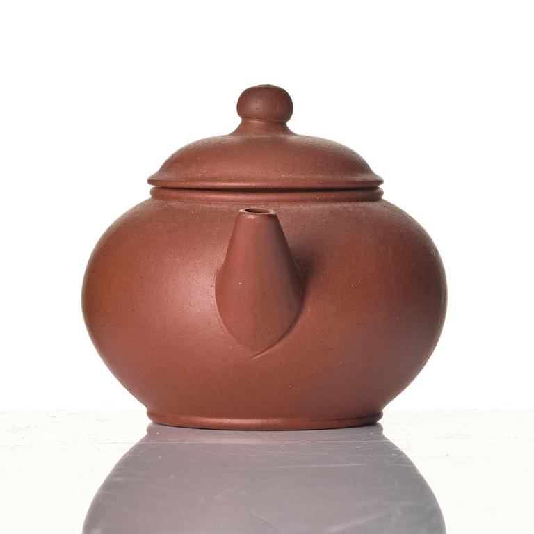 A miniature tea pot with cover, four cups and a dish, China, 20th century.