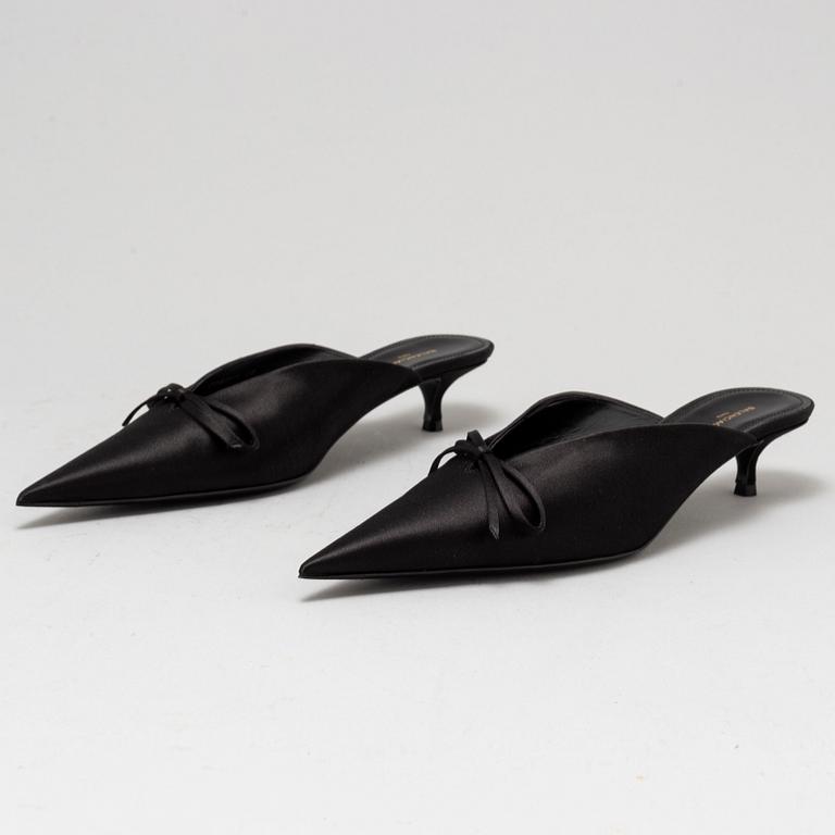 BALENCIAGA, a crepe de satin mules/kitten heels, app 38.