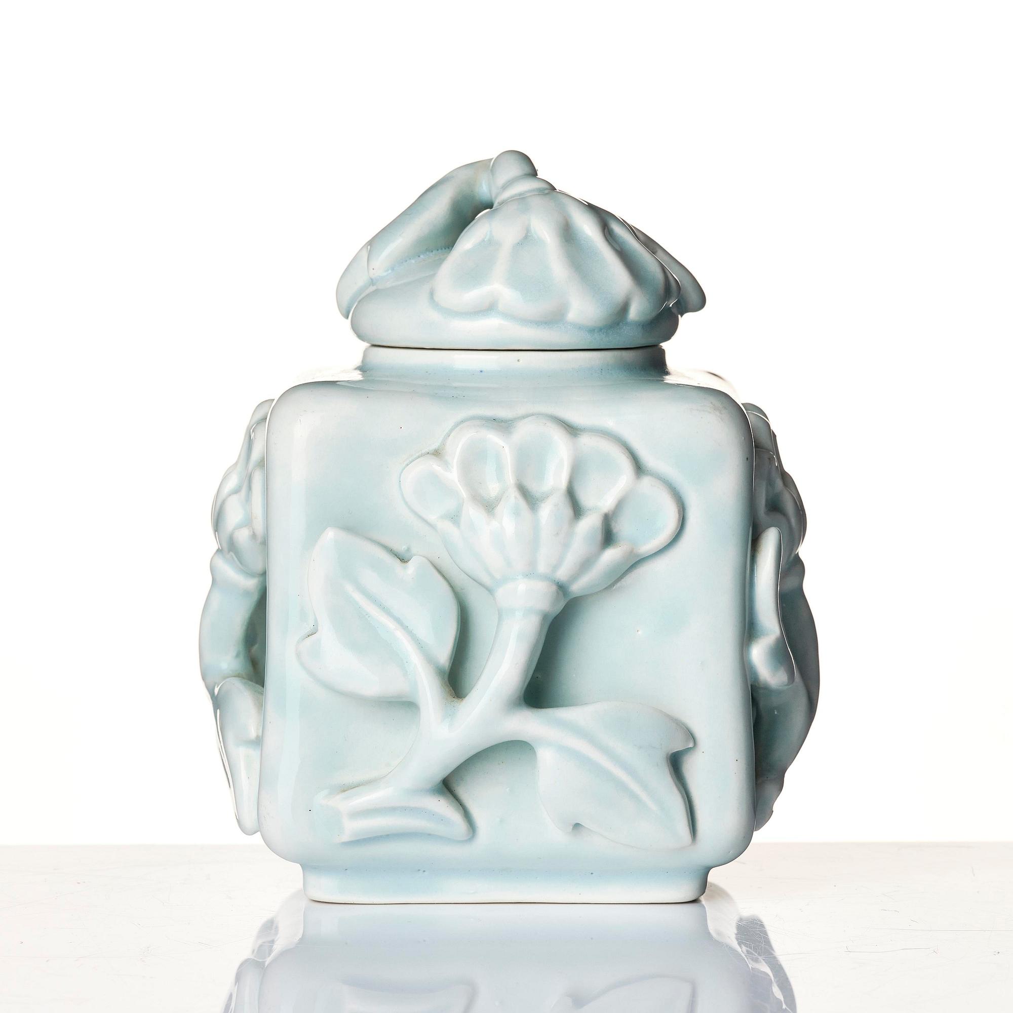 Wilhelm Kåge, a glazed ceramic tea caddy with cover, Gustavsberg, 1925.