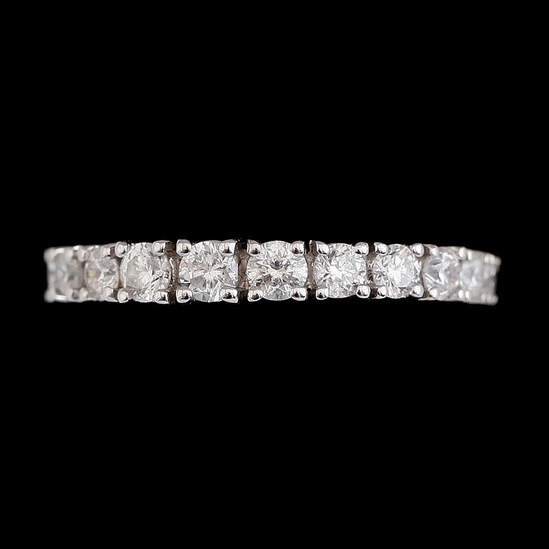 RING, 18 k vitguld, 23 briljantslipade diamanter tot ca 1.40 ct.