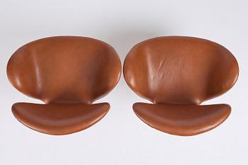Arne Jacobsen, fåtöljer, ett par, "Svanen", Fritz Hansen, Danmark, 1980.