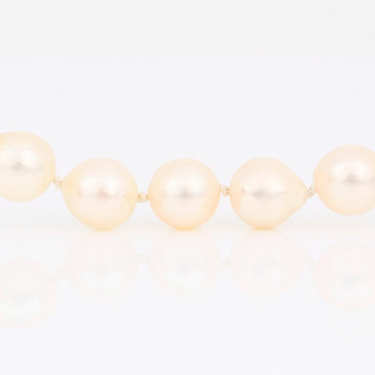 PÄRLCOLLIER, med silverlås och troligen färgad chalcedon.