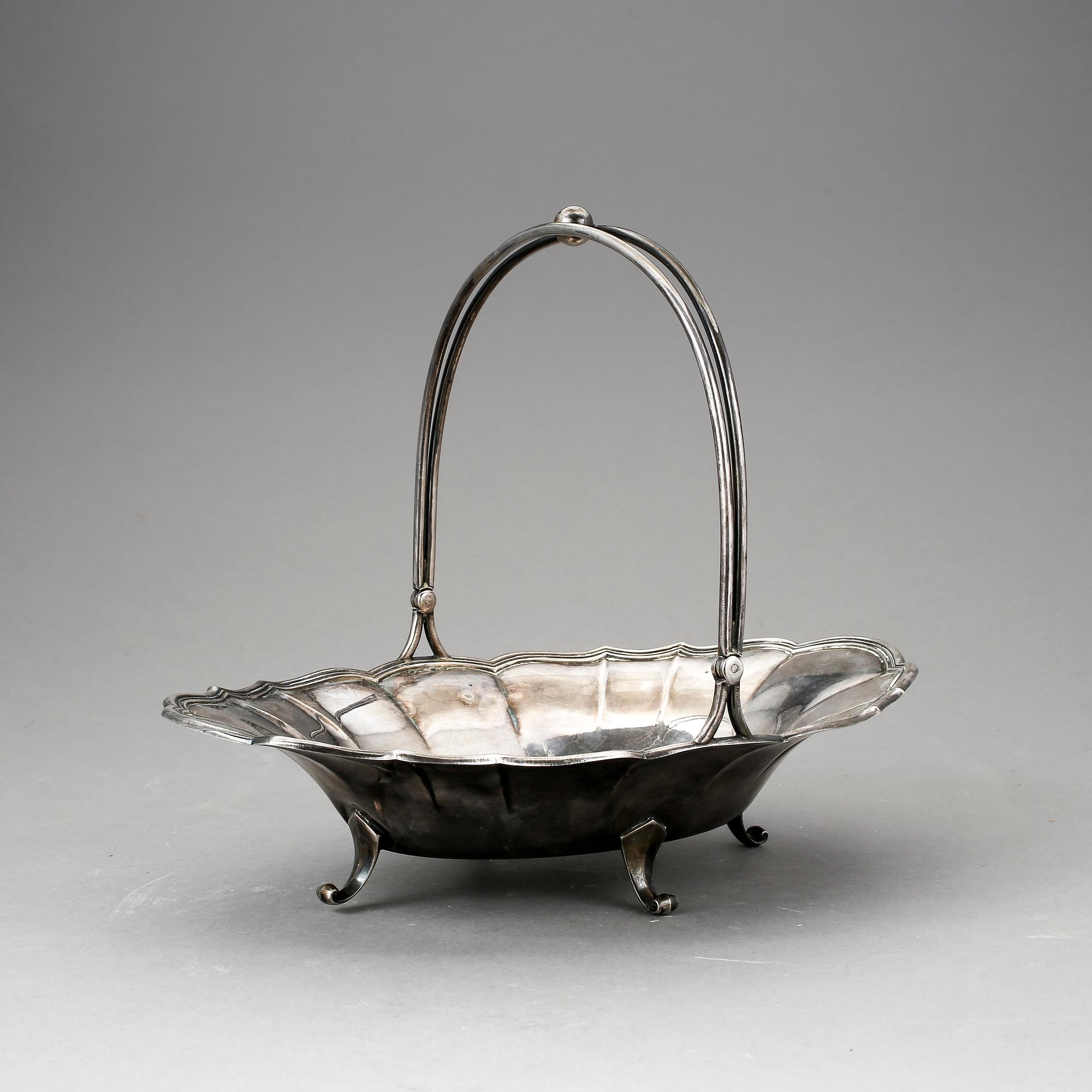 KORG, silver. Finland, otydliga stämplar, 1943-tal. Vikt ca 413 g.
