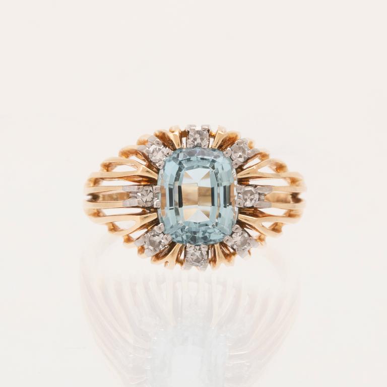 Ring 18K vitt och rött guld med ovalt fasetterad akvamarin samt runda enkelslipade diamanter.