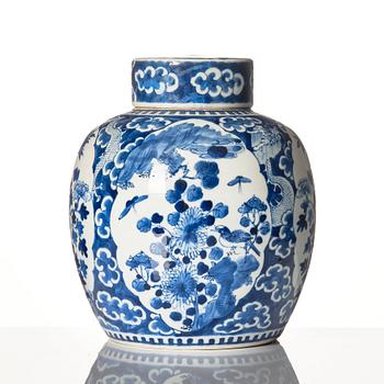A blue and white jar with cover, Qing dynasty, 19th Century.