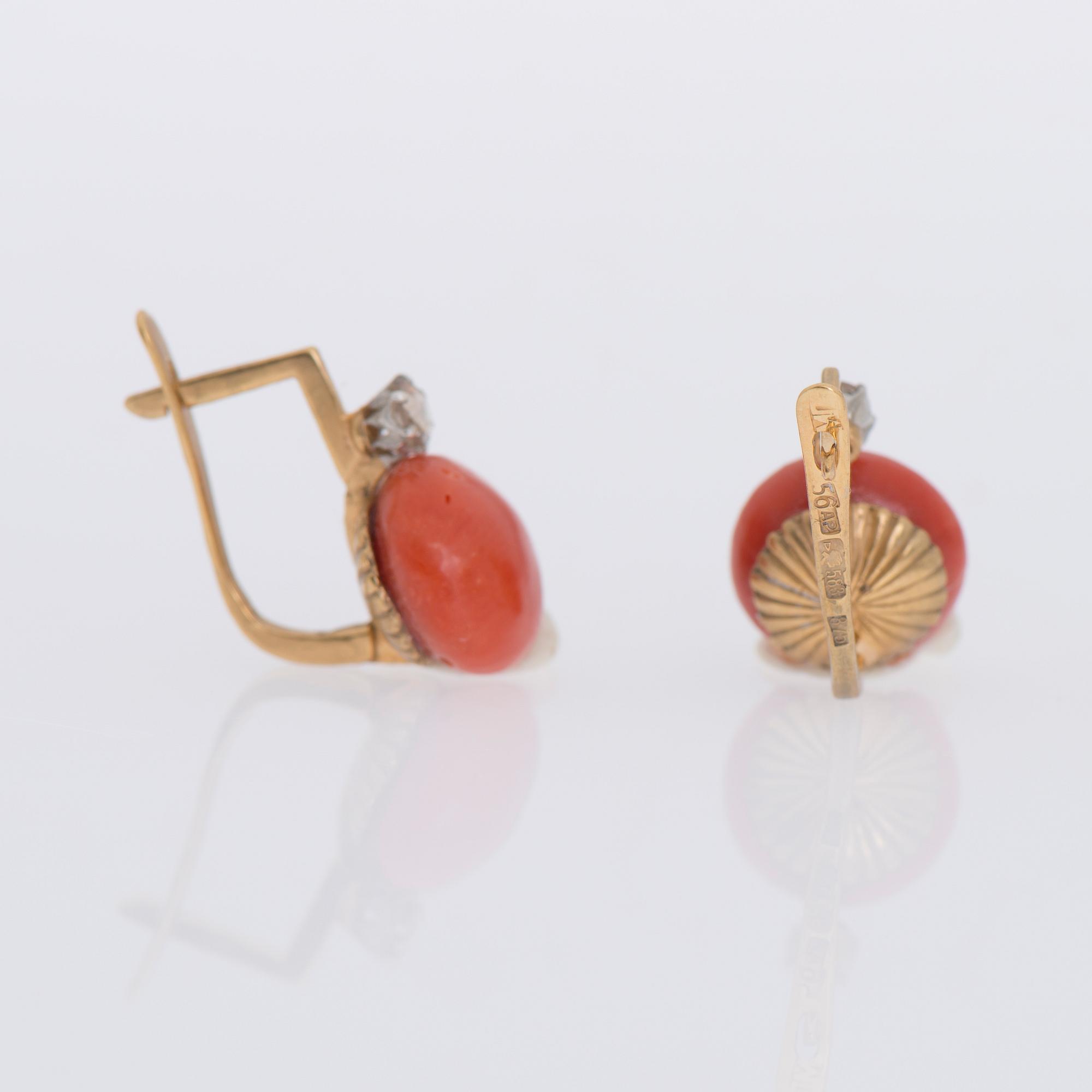 ÖRHÄNGEN, 14K guld samt silver, koraller tot. ca 7 ct, diamanter tot 0,15 ct, ryska stämplar. Tot vikt 4,3 g.