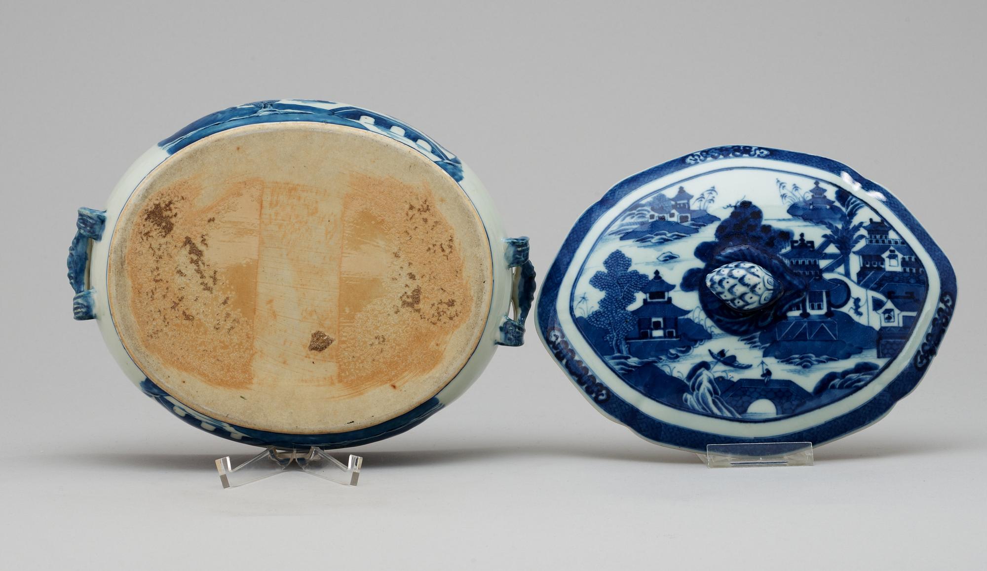A blue and white tureen. Qing dynasty. Jiaqing (1796-1820).