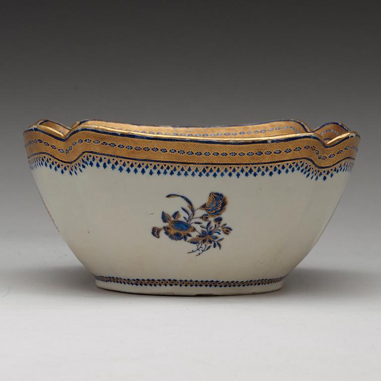 An enamelled export bowl, Qing dynasty, Jiaqing (1796-1820).