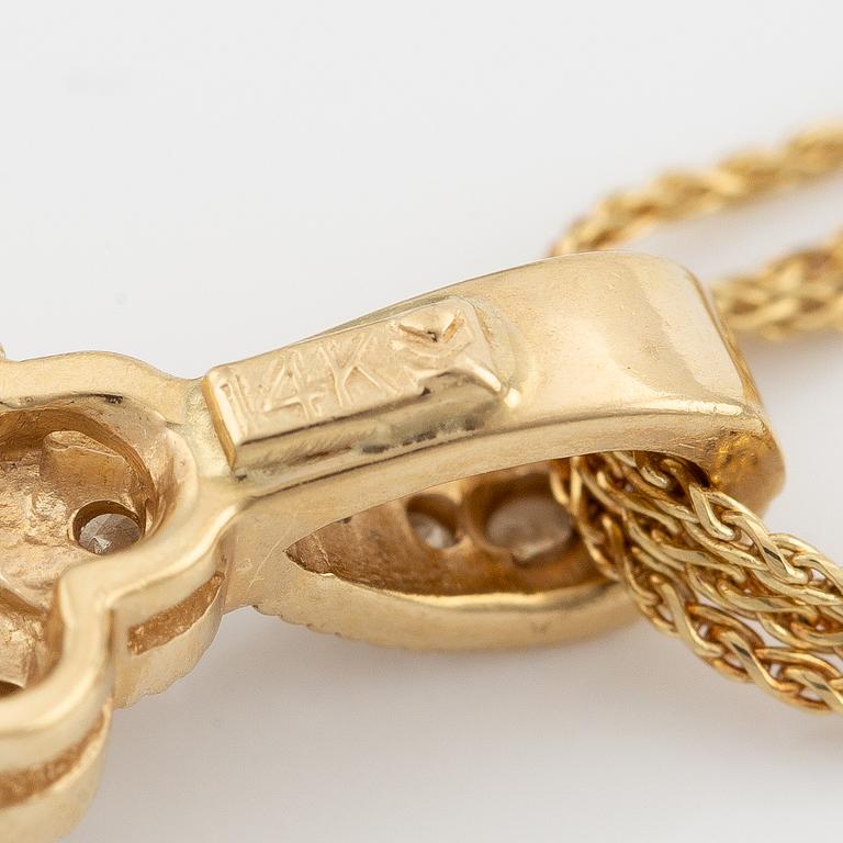 Pendant with chain in 14K gold set with round brilliant-cut diamonds.