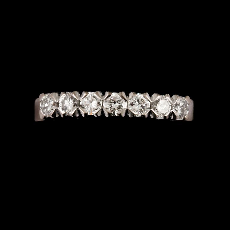 RING, 18K vitguld med 7 briljantslipade diamanter totalt 0,7ct, Juvel-Magnus, Göteborg, 1974. Vikt 4 g.