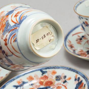 Three imari cups with saucers and two plates, Qing dynasty, Qianlong (1736-95).