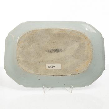 Stekfat, 5 st, kompaniporslin, Qingdynastin, Kina, 1700/1800-tal samt ask med lock och vas, Kina, 1900-tal.