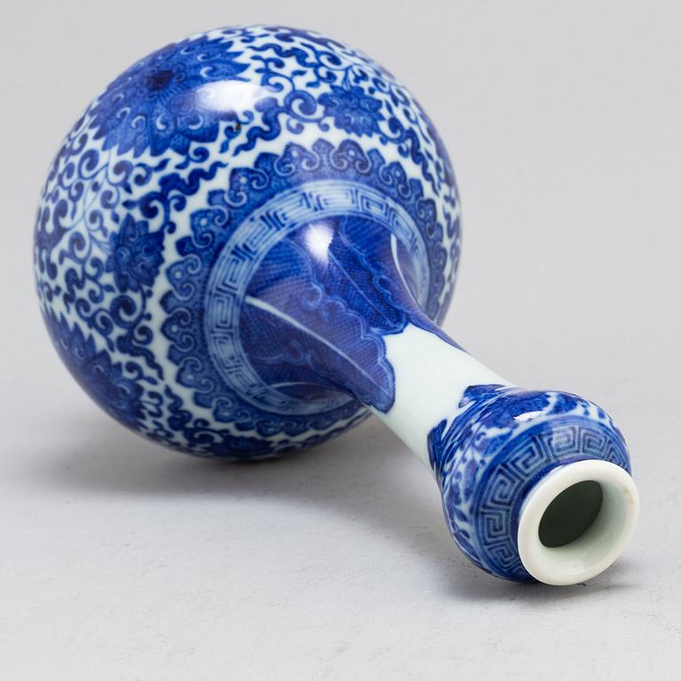 A Chinese blue and white garlic-mouth vase, 20th century, with a Qianlong mark.