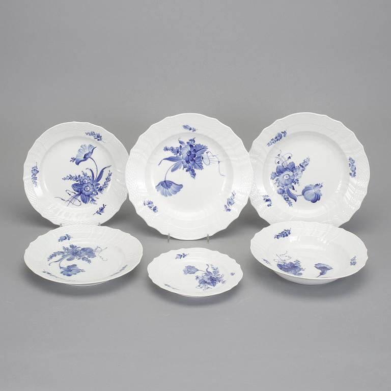 SERVISPORSLIN, porslin, 82 delar, "Blå Blomst" Royal Copenhagen, Danmark.