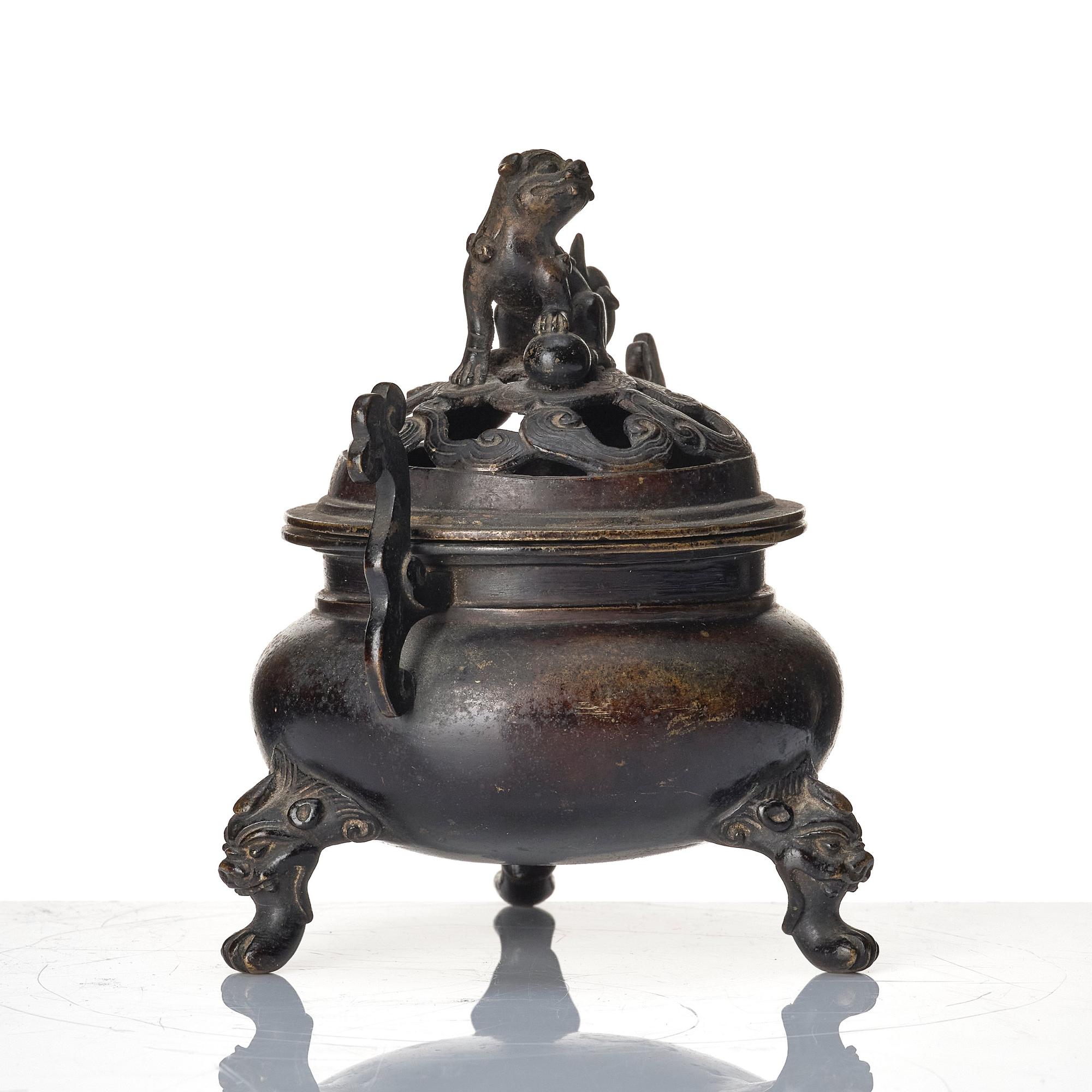 A bronze censer with cover, Japan, 18th century.