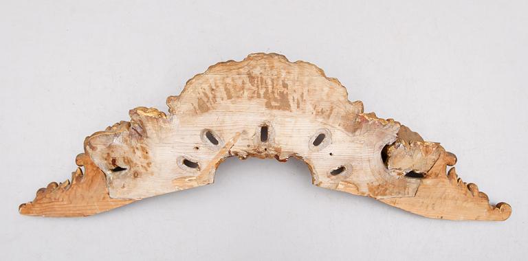 ÖVERSTYCKE, skuret trä, delvis rokoko, 1700-tal.