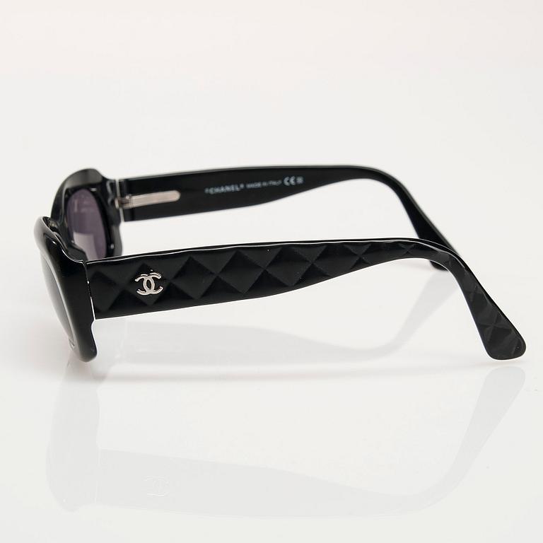 SOLGLASÖGON, Chanel.