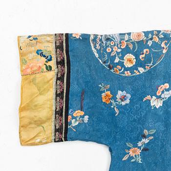 A Chinese embroidered silk robe, late Qing dynasty/early 20th Century.