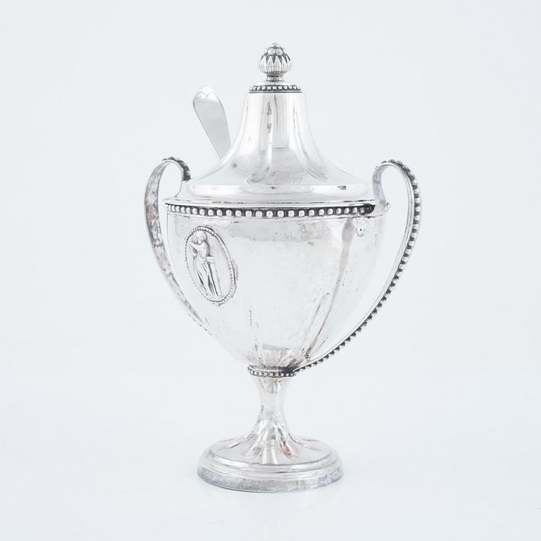 A Swedish 18th century Gustavian silver suger bowl with lid and a sprinkle spoon, marks of Erik Ernander, Uppsala 1790.