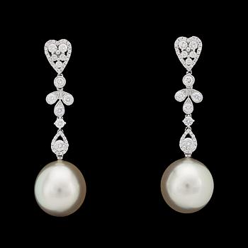 939. A pair of cultured south sea pearls, 12,2 mm, and brilliant cut diamond earrings, tot. 1.70 cts.