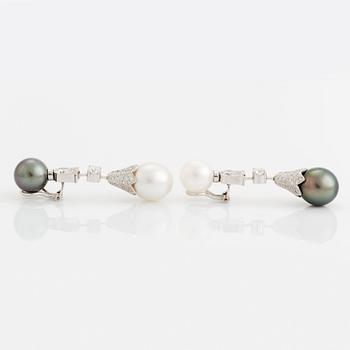 A pair of 18K white gold earrings set with round brilliant-cut diamonds and cultured South Sea och Tahiti pearls.