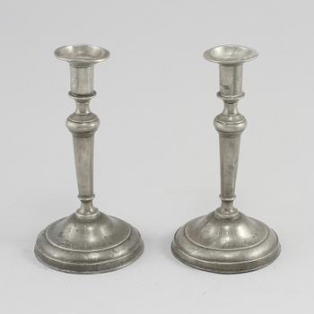 LJUSSTAKAR, ett par, tenn, Sven Berglund, Malmö, omkring 1800-talets mitt.