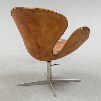 ARNE JACOBSEN, a "Svanen" easy chair, Fritz Hansen, Denmark.