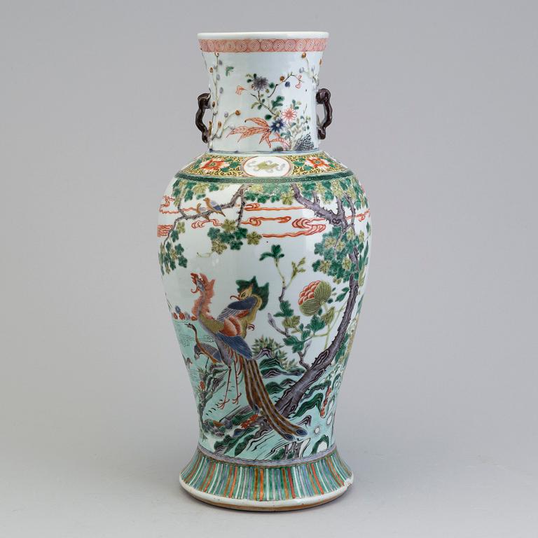 PRAKTVAS, porslin. Kina, Qingdynastin, Guangxu (1874-1908).