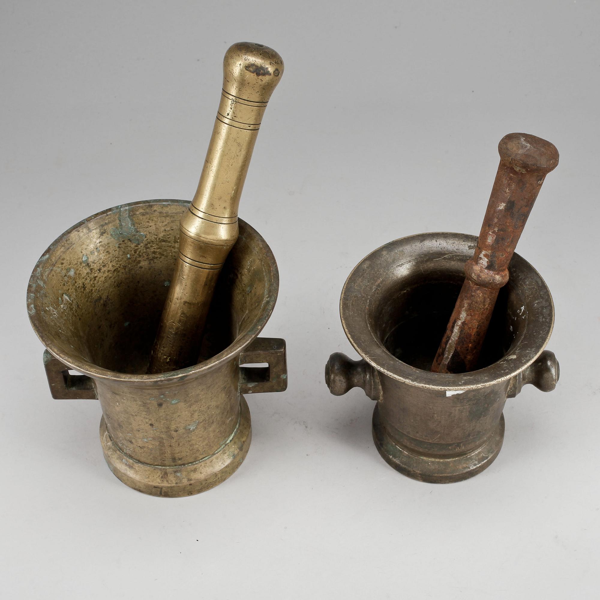 MORTLAR, 2 st,  mässing, troligen 1800-tal.