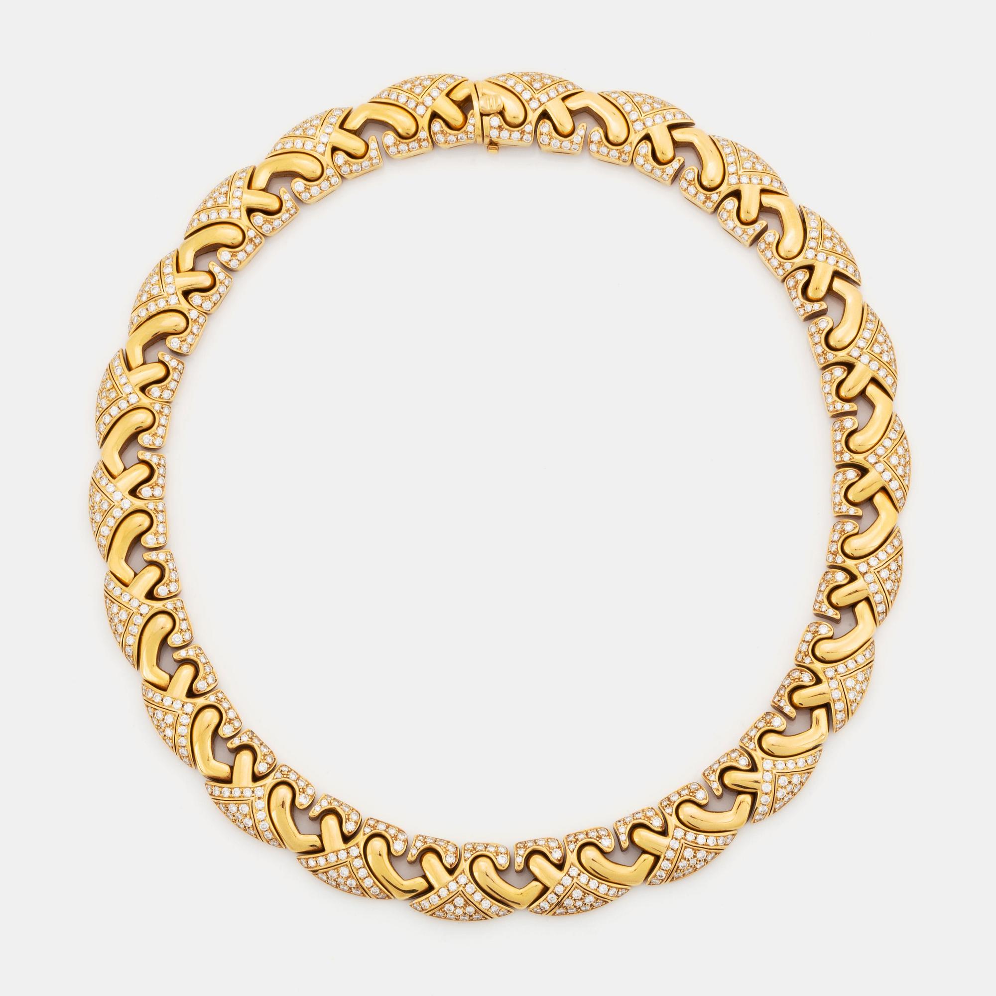 An 18K gold Bulgari necklace set with round brilliant-cut diamonds.